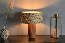 Tischleuchte mit Holzfuß in Walnuss und Schirm in Rosenblüte PURA von LeuchtNatur