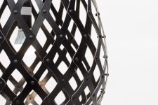 Detail Design Pendelleuchte in schwarz - KOURA von David Trubrdige