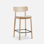 Der 65 cm hohe Tresenstuhl mit Lehne SOMA COUNTER CHAIR von WOUD in Eiche, weißpigmentiert lackiert Tresenstuhl mit Lehne in Eiche furniert SOMA COUNTER CHAIR von WOUD