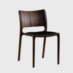 Gefertigt aus dunklem Nussbaumholz mit schwarzem Lederpolster wirkt der Stuhl LATUS CHAIR aus Massivholz von Artisan besonders edel Stuhl aus Massivholz in Nussbaum Latus Chair von Artisan