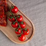 Auf dem ovalen Serviertablett NIYA Oval Tray von Rio Lindo lassen sich Früchte, Gemüse und andere Snacks stilvoll anrichten Rio Lindo - NIYA OVAL TRAY Serviertablett oval aus Holz in Esche