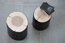 Massiver Hocker wie ein Holzstamm in weiß und schwarz lackiert - BLOCK von Jan Kurtz