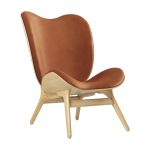 Lounge Sessel aus Holz in Eiche mit Dunes Rust Bezug - A CONVERSATION PIECE TALL LOUNGE CHAIR von UMAGE