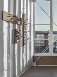 Ob einzeln oder in Kombination: Die Wandgarderobe SCOREBOARD aus Kork von We Do Wood ist ein echter Blickfang  moderne Design Garderobe für die Wand mit Kork - SCOREBOARD von We Do Wood