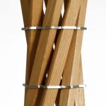 Detailansicht der schlanken Taille des Kleiderständers MARILYN von keilbach mit zwei Ringen aus Edelstahl Keilbach - MARILYN Designer Garderobe aus Eiche geölt mit Edelstahringen