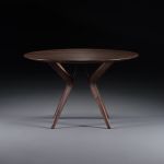 Erhältlich ist der Esstisch LAKRI ROUND TABLE von Artisan in unterschiedlichen Größen und Holzarten - Abbildung in Nussbaum Artisan - LAKRI ROUND TABLE runder Massivholz Esstisch in Walnuss