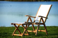 Klappbare Fußbank aus Teak und Textilene in weiß klappbare Fußbank aus Teak und Batyline in weiß