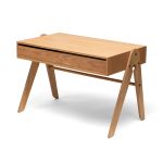 Moderner Kinderschreibtisch GEO´S TABLE aus Holz in Eiche im dänischen Design von We Do Wood moderner Kinderschreibtisch aus Holz in Eiche - GEO´S TABLE von We Do Wood