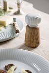 Kleine Gewürzmühle aus Holz und weißem Keramik - HAMMERSHØI von Kähler Design