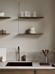 Auf dem schwebenden Regal STEDGE SHELF Von WOUD lassen sich Geschirr, Gewürze, aber auch individuelle Deko stilvoll in Szene setzen Hängeregal im dänischen Design in Eiche geräuchert - STEDGE SHELF von WOUD