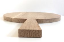 Detail: rundes Schneidebrett mit Griff in Eiche natur