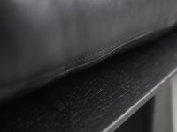 Detail der Relaxliege LEVEL DAYBED im dänischen Design von WOUD aus Holz in Eiche, schwarz lackiert und schwarzem Leder Detail Relaxliege aus Holz in Eiche schwarz und Leder - LEVEL DAYBED von WOUD