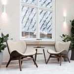 UMAGE - A CONVERSATION PIECE LOW LOUNGE CHAIR in Eiche dunkel mit White Sands Bezug