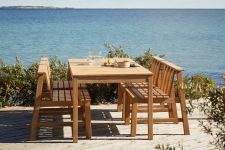 Einladende Outdoor-Sitzgruppe PLANK im dänischen Design von Skagerak; Den Gartentisch PLANK ergänzen vier Gartenstühle PLANK Gartenstuhl aus Teakholz - PLANK CHAIR von Skagerak