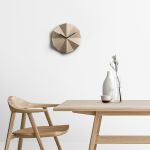 Wanduhr aus Holz in Eiche - DALTA CLOCK von LAWA DESIGN