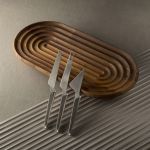 Klare Linien, ausgewählte Materialien und eine hochwertige Verarbeitung kennzeichnen die ovale Holzschale STADIO 2 von shibui und machen sie zu einem langlebigen Alltagsbegleiter shbui - STADIO 2 ovale Holzschale in Walnuss als Ablage und zur Aufbewahrung