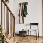 Moderner Eingangsbereich mit dem Stuhl BETTY TK1 von &tradition in Esche, schwarz gebeizt mit naturfarbenem Leinensitz &tradition - BETTY TK1 Stuhl mit gewebter Sitzfläche im Eingangsbereich