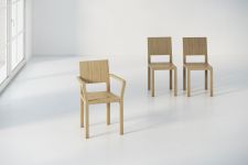 massiver Holzstuhl mit Armlehne TAU A von vitamin design