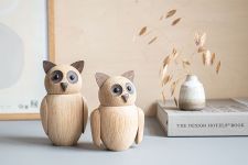 dekorative Holzfiguren als Eulen in Eiche im dänischen Design - BUBO von Architectmade