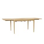 Ausgezogen misst der Esstisch HEART'N'SOUL DINING TABLE 120 mit Schubladen von UMAGE 220 cm für bis zu acht Personen Esstisch aus Eichenholz mit Schubladen - HEART'N'SOUL DINING TABLE 120 von UMAGE