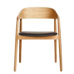 Gepolsterter Designer Esszimmerstuhl AC2 von Andersen Furniture in Eiche, matt lackiert mit schwarzem Lederbezug Designer Esszimmerstuhl mit Armlehnen aus Holz mit Polster aus Leder in Schwarz - AC2 CHAIR Andersen Furniture