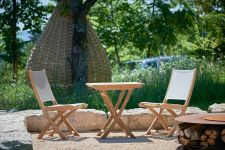 Der Klappstuhl JUMP von Jan Kurtz bietet im Garten oder auf der Terrasse eine bequeme Sitzgelegenheit mit modernem, frischen Look Teakholz Klappstuhl für Garten und Terrasse - JUMP von Jan Kurtz