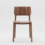 Stuhl aus Holz massiv in Europaeischer Nussbaum geoelt - Fin Chair von Artisan