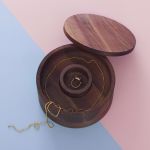 Klare Linien, ausgewählte Materialien und eine hochwertige Handarbeit kennzeichnen die elegante Schmuckdose bOx von shibui shibui - bOx runde Holzdose für Schmuck