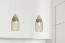 Moderne Pendelleuchte LIUKU aus Holz im dänischen Design für Bar, Shop und Esszimmer von Mater DänischesDesign Pendelleuchte aus Glas und Holz für Bar, Shop und Esstisch - LIUKU Glasleuchte von Mater