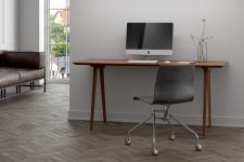 Modernes Home Office-Setting mit dem eleganten Schreibtisch CITIUS OFFICE aus Massivholz von vitamin design - hier die Ausführung in Walnuss Schreibtisch aus Massivholz - CITIUS OFFICE von vitamin design