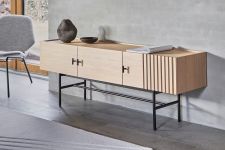 Klare Linien, ausgewählte Materialien und eine hochwertige Verarbeitung kennzeichnen das Lowboard ARRAY LOW von WOUD Lowboard aus Holz mit Metallgestell - ARRAY LOW von WOUD