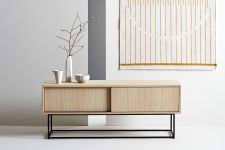 niedriges TV Sideboard aus Holz - VIRKA LOW von WOUD