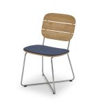 Gartenstuhl LILIUM aus Edelstahl und Teak von Skagerak mit marineblauem Sitzkissen Gartenstuhl aus Edelstahl und Teak mit Auflage in marine - LILIUM CHAIR von Skagerak