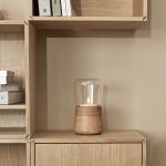 SPINN CANDLE LED von Andersen Furniture - Dekoleuchte aus Holz und Glas mit LED Kerze