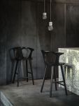 Barhocker modern in Eiche schwarz IN BETWEEN SK9 &tradition