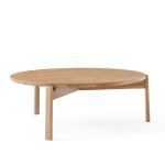 Runder Wohnzimmertisch aus Holz mit einem Durchmesser von 90 cm - PASSAGE LOUNGE TABLE von Audo Copenhagen