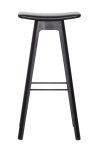 Den Tresenhocker HC1 aus schwarz lackiertem Eichenholz von Andersen Furniture ergänzen Fußstützen aus schwarzem Stahl Tresenhocker aus Holz in Eiche mit Ledersitz (80 cm) - HC1 von Andersen Furniture