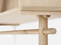 Detail Design Kleiderständer in Eiche, weißpigmentiert lackiert - TÖJBOX von WOUD