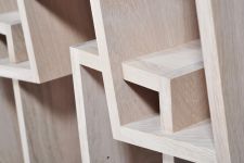 Detail schmales Bücherregal in Eiche - KAO DOUBLE von Drugeot Manufacture