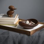 Auch als Teil eines stilvollen Dekoarrangements erweist sich das kleine Entlein DUCKLNG von architectmade auf einem Holztablett als echter Blickfang architectmade - DUCKLING Ente aus Holz im dänischen Design