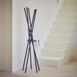 WALK von Jan Kurtz - Kleiderständer aus Holz