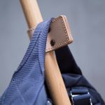 Neben Jacken und Mänteln können auch Taschen an den Kleiderhaken MACARONI aufgehängt werden Ekta Living SPAGHETTI COAT RACK - Kleiderständer in dänischem Design