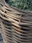 Detailansicht der 20 mm dicken Rattanstreben, die kunstvoll ineinander verflochten sind Pflanzkorb aus Rattan für den Outdoor-Bereich - PALAU von Jan Kurtz