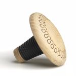 Gemusteter Flaschenverschluss BOOZE PLUG (Flower) aus Holz für Wein, Whiskey und Schnaps Flaschenverschluss aus Holz - BOOZE PLUG FLOWER von The Oak Men