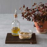 Fernab seiner ursprünglichen Funktion als Topfuntersetzer, bietet sich der TABLE FRAME von Rio Lindo auch als stilvolle Unterlage für andere Küchenhelfer an  by Wirth - TABLE FRAME Topfuntersetzer aus Holz in Eiche geräuchert