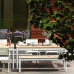 In Kombination des Gartentisches QUADRAT und der gleichnamigen Sitzbank von Jan Kurtz entstehen einladende Sitzgruppen auf der Terrasse Gartentisch QUADRAT von Jan Kurtz mit Aluminium Gestell und Teakholz Tischplatte