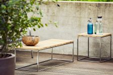 Der Beistelltisch LUX und die gleichnamige Sitzbank LUX von Jan Kurtz sind ähnlich gestaltet und lassen sich so harmonisch kombinieren  Jan Kurtz - LUX Beistelltisch und Sitzbank aus Holz und Edelstahl