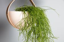 Tom Raffield - MORVAH SMALL PLANTER hängende Blumentöpfe aus Holz und Keramik