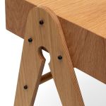 Detail der hochwertig verarbeiteten Verbindungselemente des Kinderschreibtisches GEO´S TANLE aus FSC-zertifiziertem Eichenholz von We Do Wood Detail Kinderschreibtisch aus Holz in Eiche - GEO´S TABLE von We Do Wood