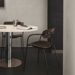 Der elegante Design Armlehnstuhl PAVILION AV2 von &tradition in der Variante Walnuss PAVILION AV2 von &tradition Design Armlehnstuhl in Walnuss